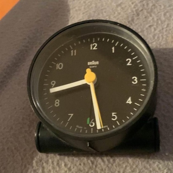 Braun clock.  Firm - Picture 1 of 3